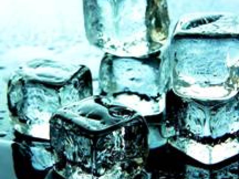 Hielo, el mejor amigo en el bar