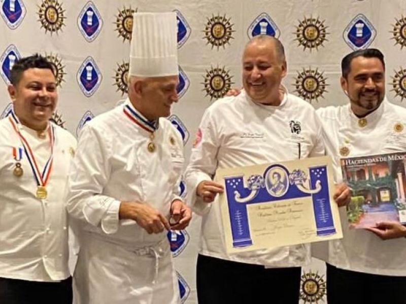 Chef Jorge Orozco, Embajador de la Cocina Tradicional y Prehispánica de México recibió un reconocimiento durante la 12a edición de la Cena de Gala de L'Académie Culinaire de France en México