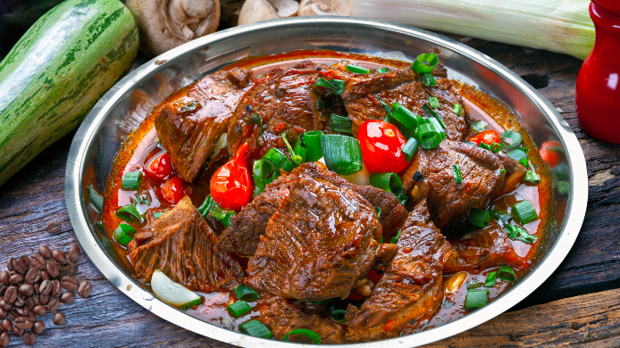 guiso hecho con carne y café