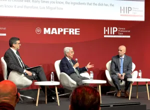 Alfredo Gómez-Acebo, Rafael Ansón y Luis Miguel Polo en el Congreso Europeo de Derecho y Gastronomía en HIP 2025. (Foto: ECNG)