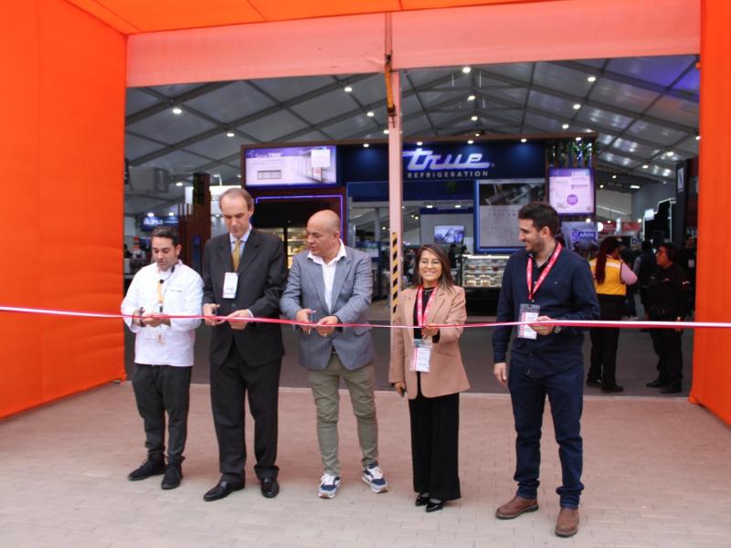 De izquierda a derecha: Angello Bertini, maestro pizzaiolo; Pablo García Wagner, presidente AHORA; Christian Dancourt y Aydee Ayala, de Gastromaq y Gabriel Gechelin, gerente de Alimentos en Perú