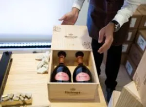Maison Ruinart le permite disfrutar de un exclusivo detalle de lujo con la personalización de su caja de champagne