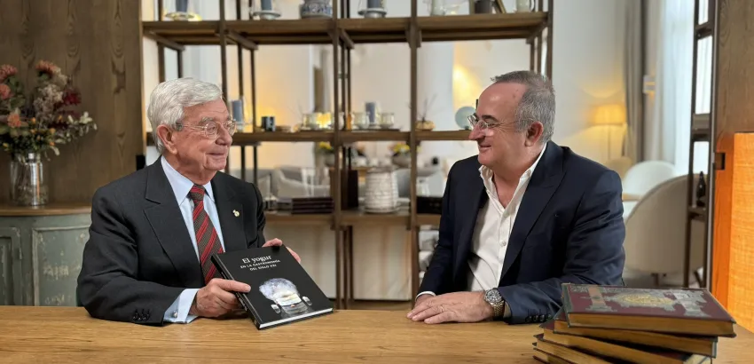 Rafael Ansón con Xavier Pont, presidente de Pastoret, presentando el libro “El yogur en la gastronomía del siglo XXI”. (Foto: Rafael Ansón) Rafael Ansón con Xavier Pont, presidente de Pastoret, presentando el libro “El yogur en la gastronomía del siglo XXI”. (Foto: Rafael Ansón)
