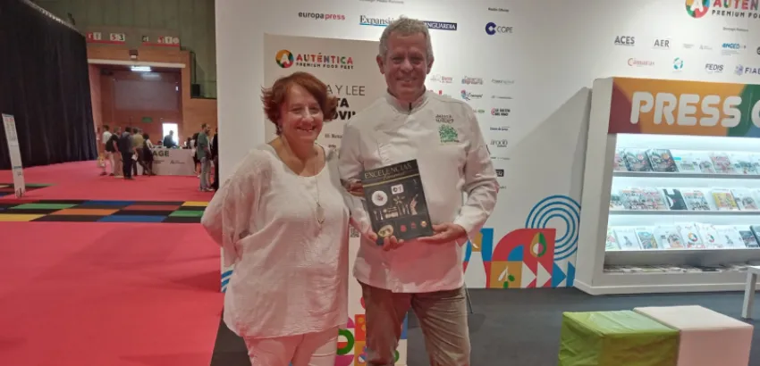 Juan Carlos Menéndez y Pamela Picatoste posan con la revista Excelencias Gourmet en Auténtica 2024 Juan Carlos Menéndez y Pamela Picatoste pan sin gluten