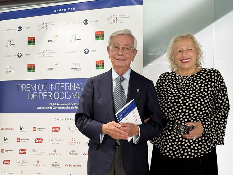 La Academia Iberoamericana de Gastronomía recibe el Premio ACPI a la Comunicación 2023. En la foto, Rafael Ansón con la presidenta de ACPI, Sully Fuentes.