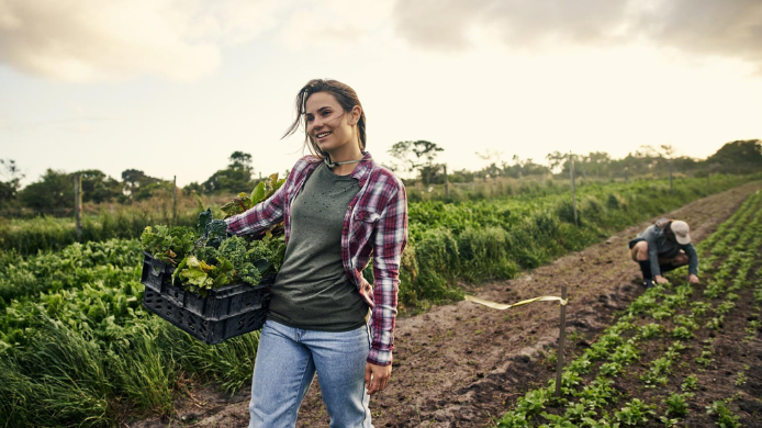 Mujer agricultora trabajando en el campo, símbolo del papel esencial de las mujeres rurales en la agricultura y el futuro del territorio.
