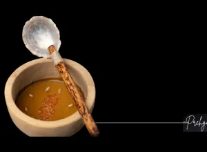 Crema de salmón con huevas de trucha del menú inspirado en la Prehistoria de Ronquillo en Cantabria