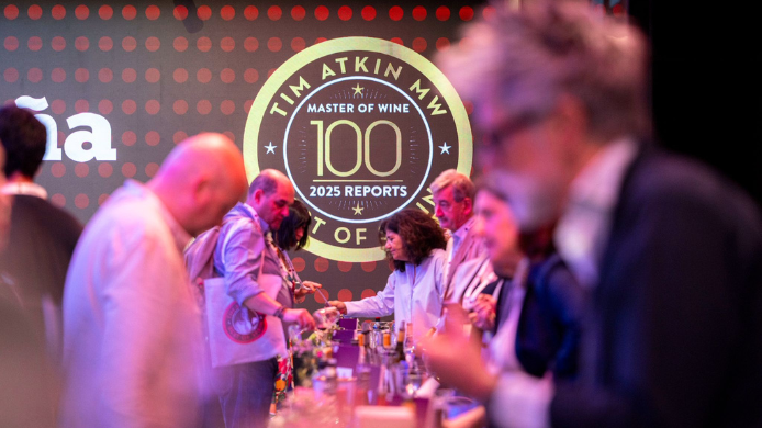 Profesionales del sector del vino durante una cata en The Best of Tim Atkin MW Spain, evento celebrado en Madrid con algunos de los vinos mejor puntuados de España.