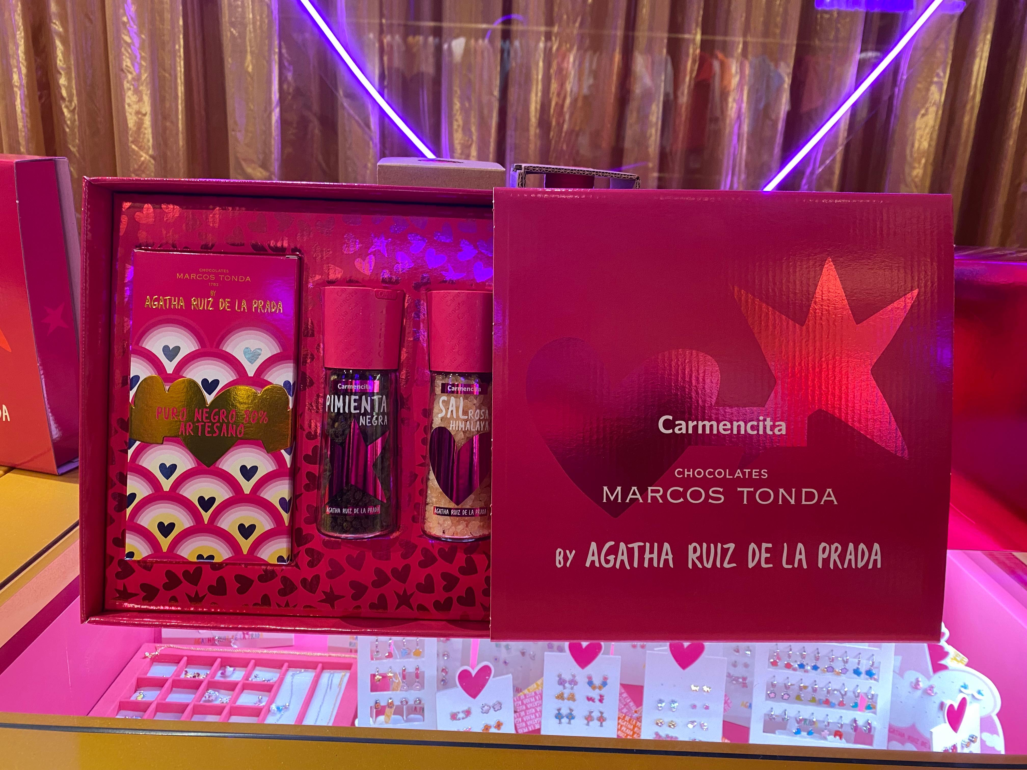 Caja Rosa de Agatha Ruiz de la Prada, Marcos Tonda y Carmencita