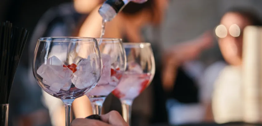 Cóctel a base de ginebra de fresa acompañado de frutos rojos cóctel con ginebra de fresa