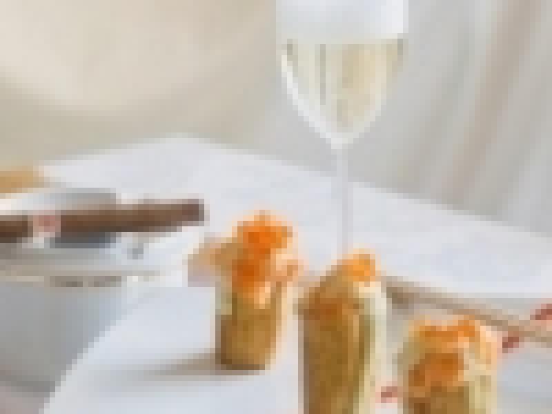 Tostones con caviar de salmón y espuma al wasabi