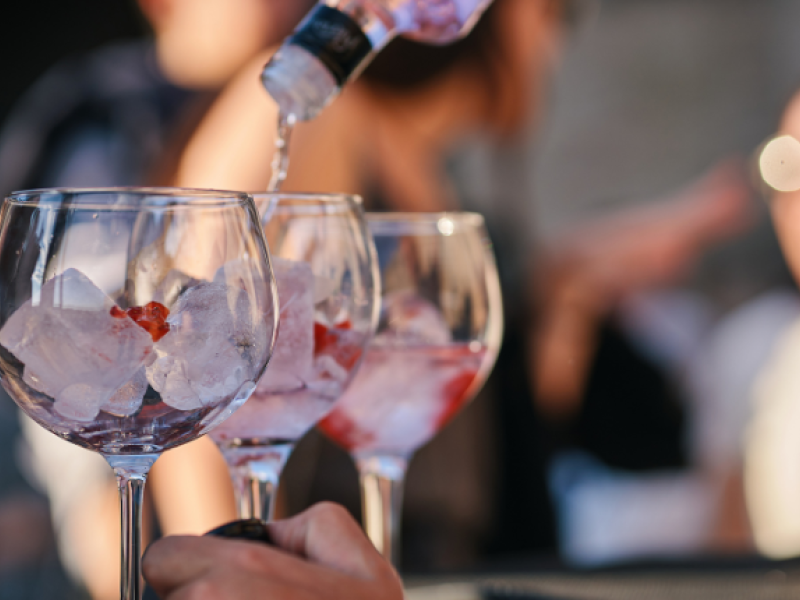 cóctel con ginebra de fresa