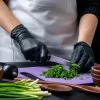 mujer cortando verduras