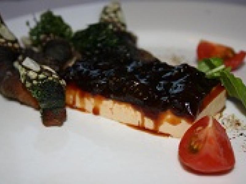 Perfecto de foie con cebolla en tinta de percebes