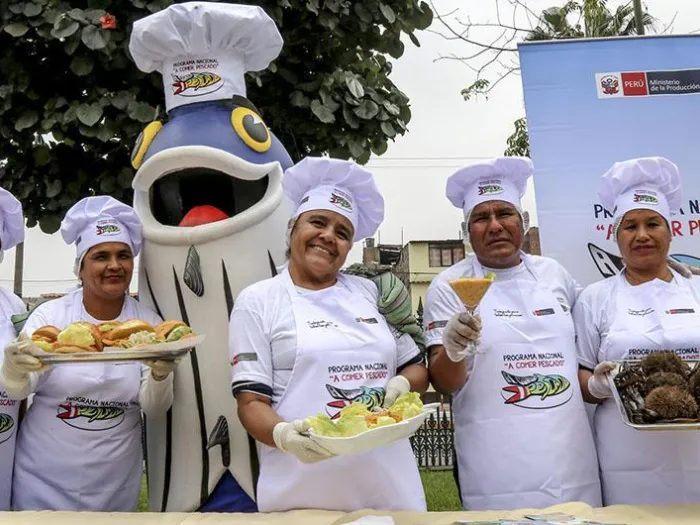 En la feria se ofertan deliciosos platos con productos marinos. 