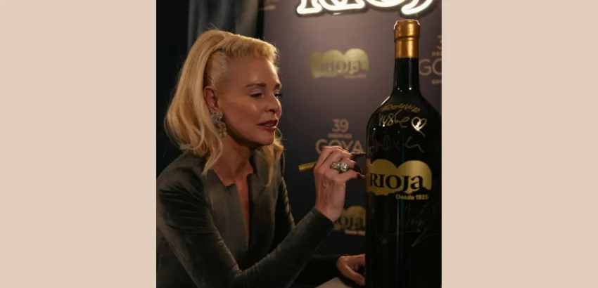 Belén Rueda firma una de las botellas de Rioja robadas en la gala de los Goya botella de rioja en los goya