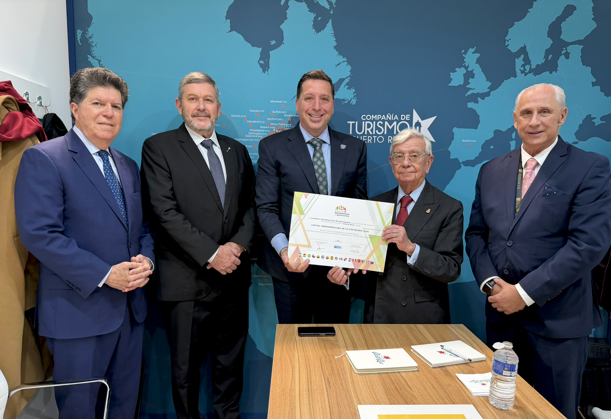 Entrega a Puerto Rico de la Capital Iberoamericana de la Coctelería 2026. En la foto: Luis Ros, César Cordero-Krüger, Jorge Pérez, Rafael Ansón y José Carlos de Santiago.