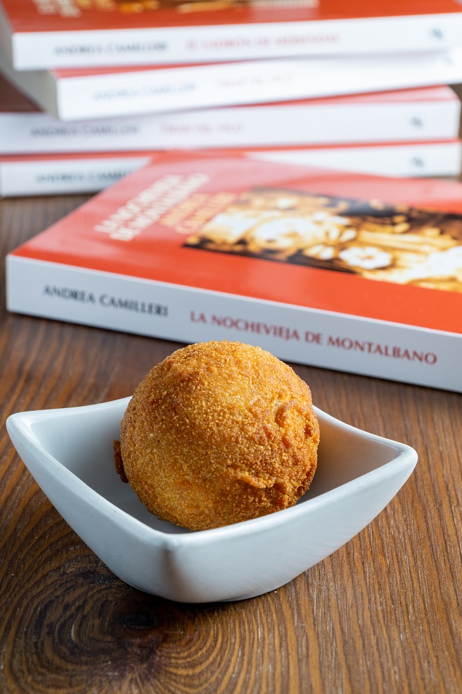 Croquetas de arroz de la tradición siciliana rellena de boloñesa de ternera y cerdo, mozzarella fiordilatte y guisantes (6€/2uds)