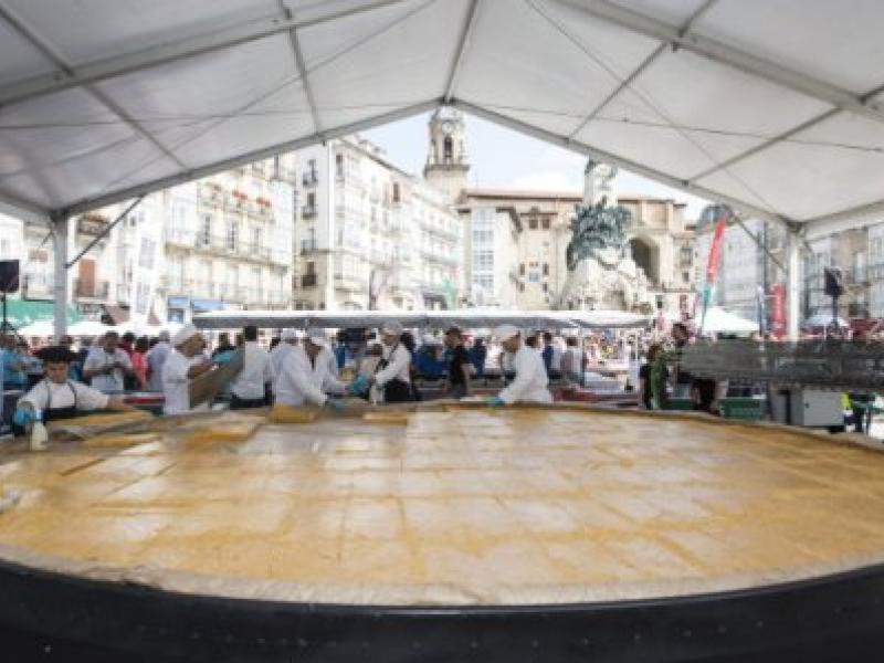 Vitoria cocina la tortilla más grande del mundo en plena calle