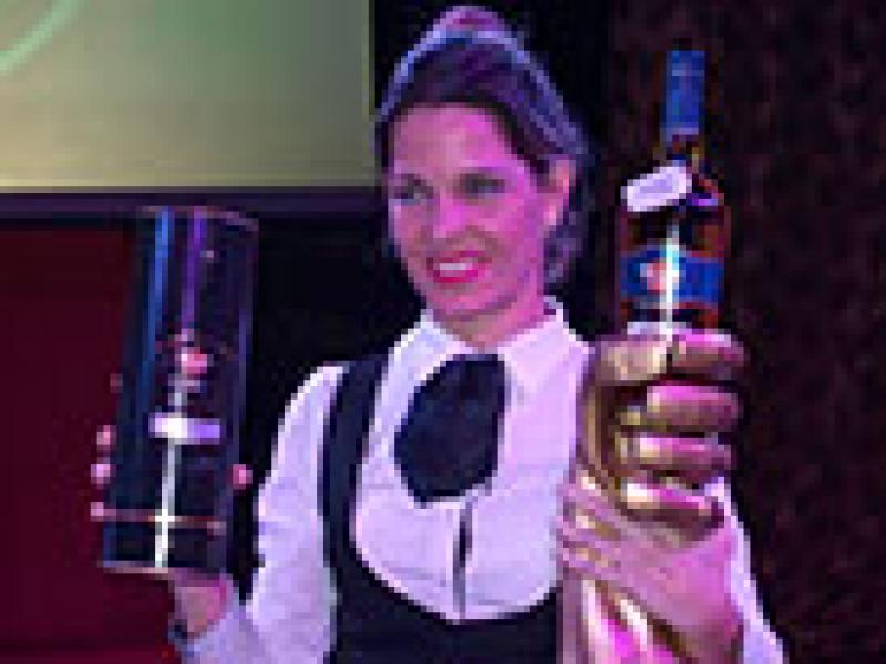 Barwoman se alza con cetro de Campeonato de Coctelería en Cuba