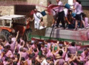 Más de 30 000 litros de vino empapan la «batalla del clarete» en La Rioja