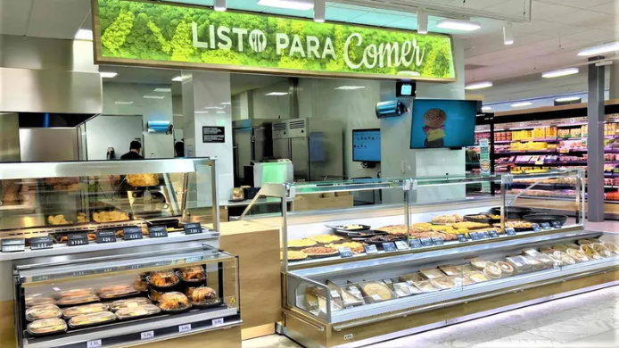 Clientes frente a una sección de comida preparada en un supermercado español en pleno debate sobre la competencia con la hostelería