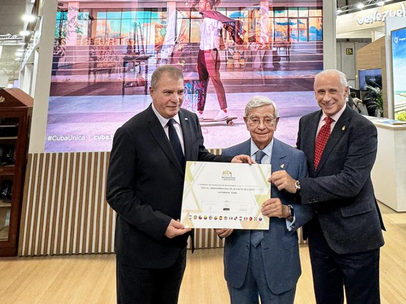 Rafael Ansón y José Carlos de Santiago, presidente y vicepresidente de la AIBG, haciendo entrega de la Capitalidad de la Coctelería a Juan Carlos García Granda, ministro de Turismo de Cuba. (Foto: AIBG)