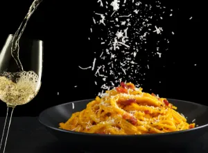 pasta carbonara y vino blanco