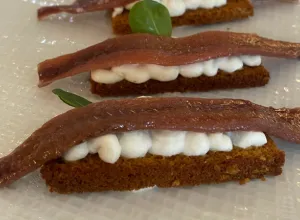 Bocado de anchoa en salazón sobre sobao pasiego en el restaurante Berria