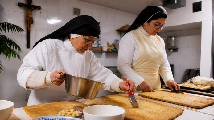 Monjas elaboran dulces conventuales de forma artesanal, una tradición gastronómica vinculada a la celebración del Corpus Christi en España.