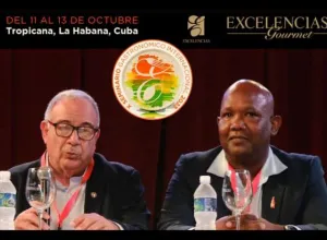 En la foto: presidente de honor de la ACC, José Rafa Malém y Eddis Naranjo, actual Presidente de la ACC durante la presentación de a ponencia en el marco del X Seminario Gastronómico Internacional Excelencias Gourmet