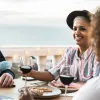 ¿Se acabó la sobremesa en los restaurantes? Turnos, prisas y el ocaso del ritual más nuestro