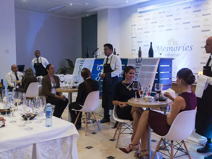 Entre las pruebas sobrepasadas estuvieron: un examen escrito, una exposición teórica de todos los aspectos de una región vitivinícola determinada, el servicio de un vino espumoso y uno tinto con oxigenación, además de la sobremesa, que incluyó el ritual de un Habano. Fotos/Fernando Medina