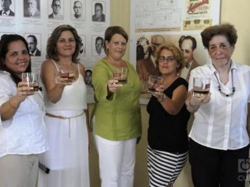 Cinco mujeres aspiran a maestras del ron cubano