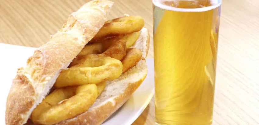 Los calamares y la cerveza, el aperitivo favorito de los españoles en verano Los calamares y la cerveza, el aperitivo favorito de los españoles en verano
