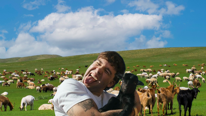 Quevedo con un cabrito baifo en el campo, imagen que conecta su nuevo disco con la tradición gastronómica de Canarias