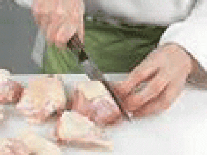 Cortar y filetear el pollo es todo un arte