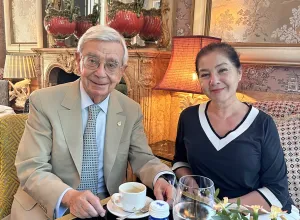 Rafael Ansón con Rosa Vañó, reunidos con motivo de un posible acuerdo de colaboración para promocionar el AOVE en la alta cocina en el espacio iberoamericano.