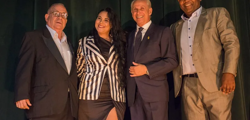En la foto: Kenia Borges, cantinera ganadora del campeonato mundial junto a Jose Carlos De Santiago, Presidente del Grupo Excelencias; Eddis Naranjos, presidente de la Asociación de Cantineros de Cuba (ACC) y Rafa Malén, Presidente Honorario y Asesor de la ACC En la foto: Kenia Borges, cantinera ganadora del campeonato mundial junto a Jose Carlos De Santiago, Presidente del Grupo Excelencias; Eddis Naranjos, presidente de la Asociación de Cantineros de Cuba (ACC) y Rafa Malén, Presidente Honorario y Asesor de la ACC