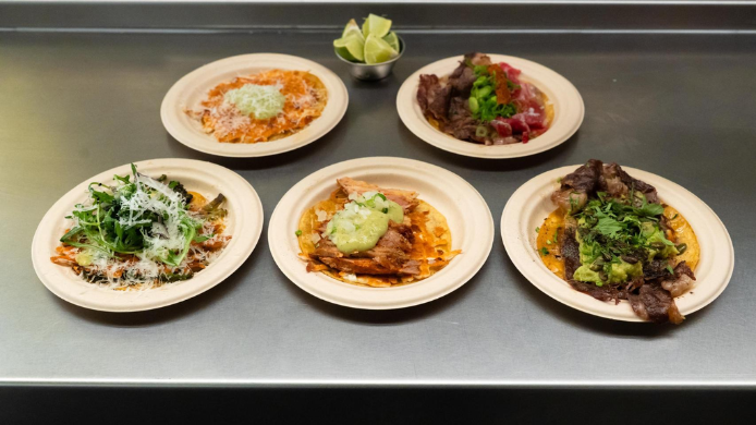 Texto alternativo: Selección de tacos servidos en Madrid, con diferentes rellenos y salsas, como reflejo del auge de las taquerías y de la nueva fiebre gastronómica por el taco en la capital.