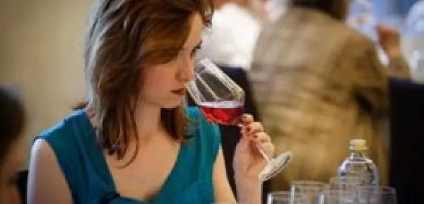 Los hábitos de la mujer que bebe vino en España: lo compran y prefieren tinto Los hábitos de la mujer que bebe vino en España: lo compran y prefieren tinto