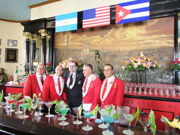 El italiano Ettore Diana, Campeón Mundial de Coctelería, ofreció una conferencia sobre el empleo de los productos con base de frutas para realizar diferentes cocteles.