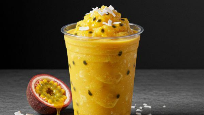 Cóctel tropical de maracuyá servido con textura granizada, pulpa natural de fruta de la pasión y topping cremoso, inspirado en la popular receta viral elaborada con ingredientes de Mercadona.