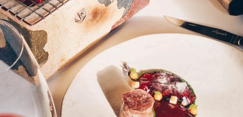 lomo de corzo a la bordelesa, guiso de remolacha y colágeno, tuétano y verduras de primavera de La Finca lomo de corzo a la bordelesa, guiso de remolacha y colágeno, tuétano y verduras de primavera de La Finca