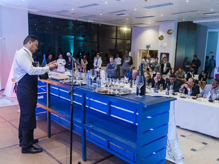 Entre las pruebas sobrepasadas estuvieron: un examen escrito, una exposición teórica de todos los aspectos de una región vitivinícola determinada, el servicio de un vino espumoso y uno tinto con oxigenación, además de la sobremesa, que incluyó el ritual de un Habano. Fotos/Fernando Medina