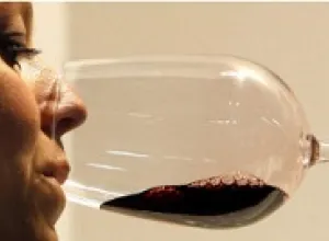 ¿Es posible distinguir entre un vino barato y uno caro?