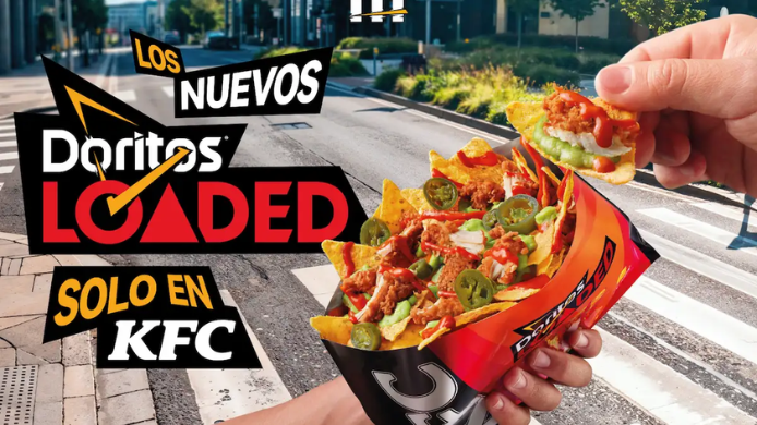 Doritos Loaded de KFC con pollo frito, guacamole, jalapeños y salsas servidos dentro de una bolsa de Doritos.