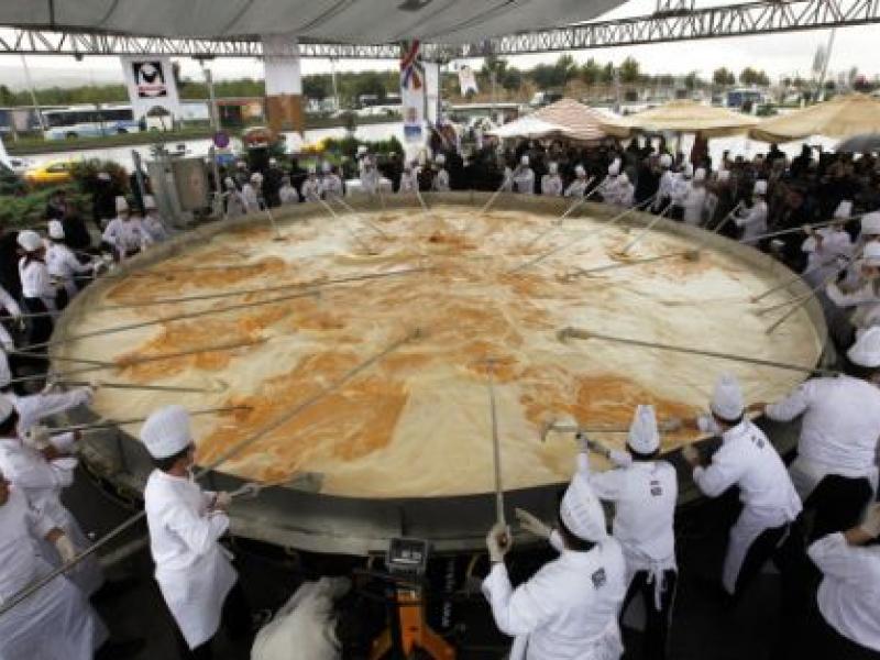 Medio centenar de periodistas cubrirán en directo el record de la tortilla más grande del mundo