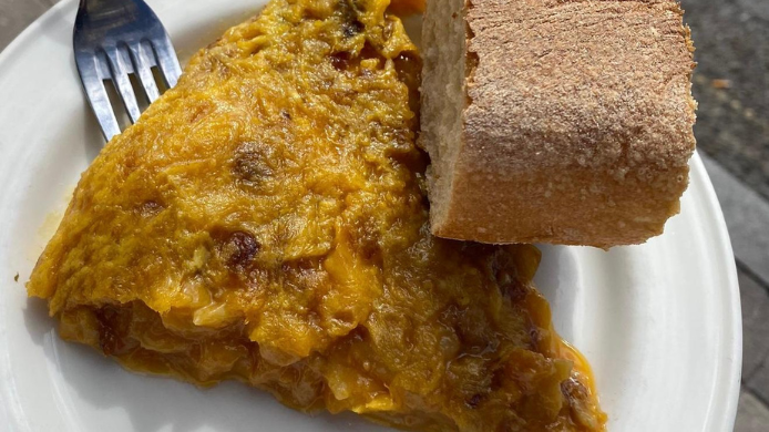 Tortilla de patatas, poco hecha y con cebolla, de El Cañadío (Santander)