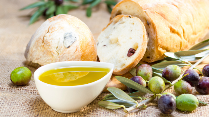 El aceite de oliva es muy fácil de introducir en la dieta bien para cocinar o para acompañar los alimentos